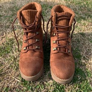 Universal Thread Hiking Boot
